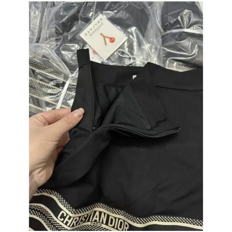 Chân váy nữ DI.OR chất umi dày cạp cao tôn dáng viền gấu thương hiệu sang chảnh siêu hot hè 2023