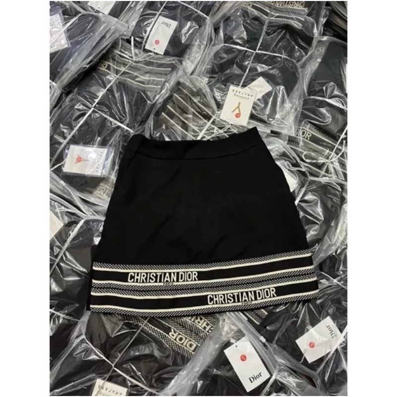 Chân váy nữ DI.OR chất umi dày cạp cao tôn dáng viền gấu thương hiệu sang chảnh siêu hot hè 2023