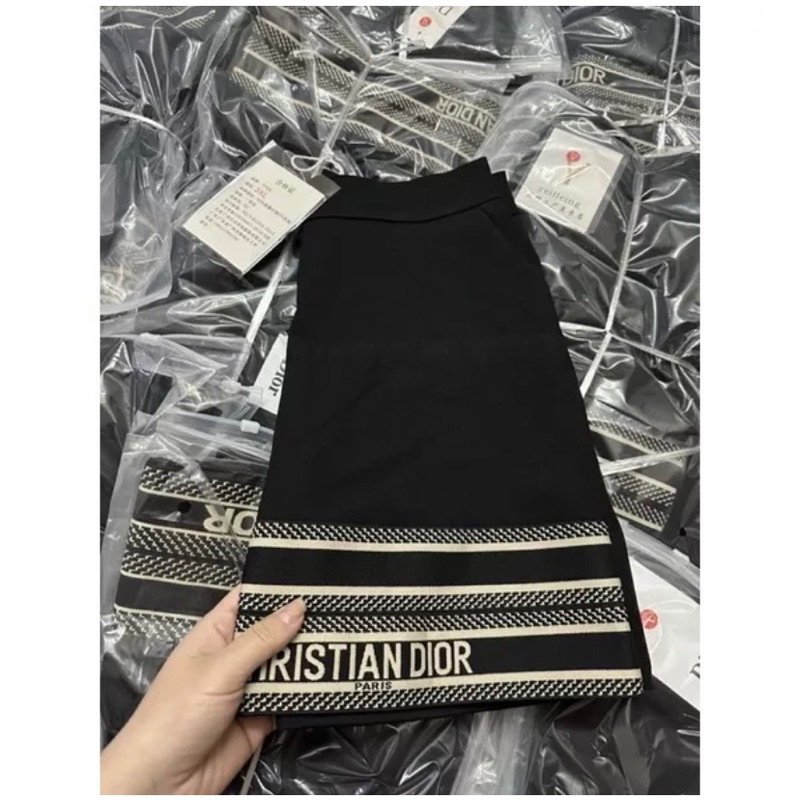 Chân váy nữ DI.OR chất umi dày cạp cao tôn dáng viền gấu thương hiệu sang chảnh siêu hot hè 2023