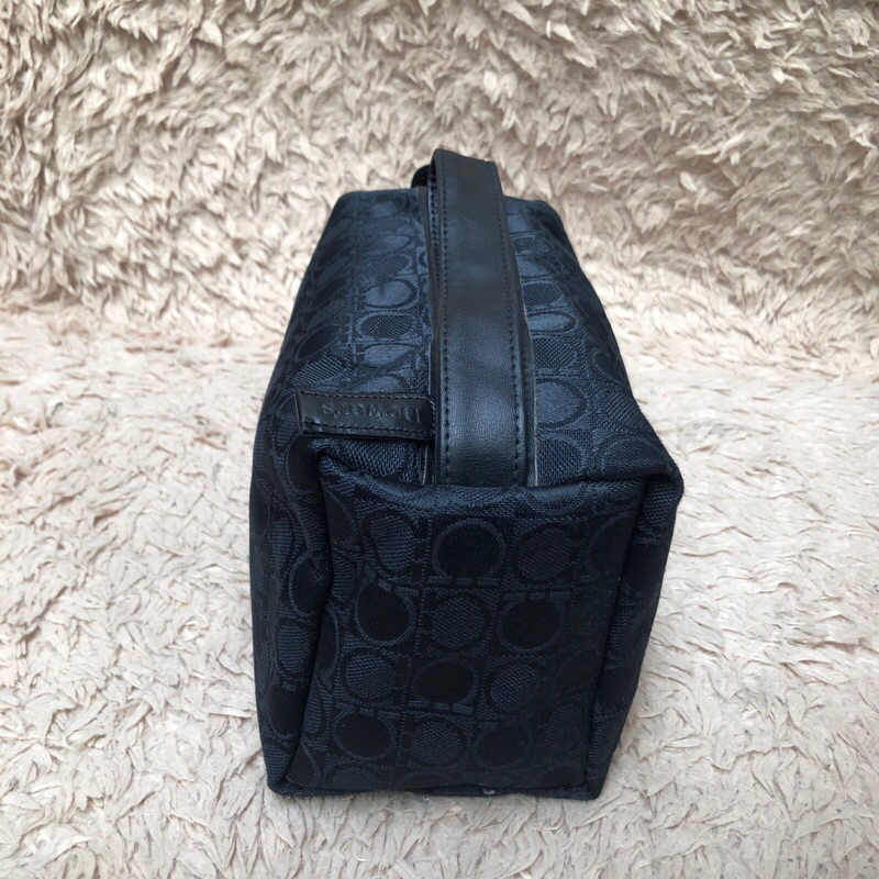 Túi chuẩn si. Túi qua sử dụng. Khách vui lòng xem hình nếu muốn biết thêm thông tin sản phẩm mời khách vô chat . Thanks.