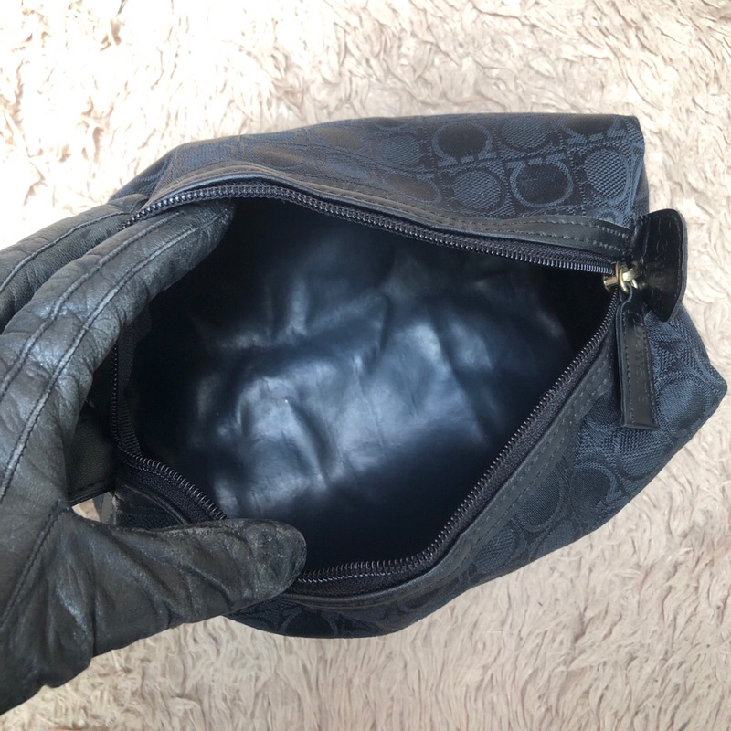 Túi chuẩn si. Túi qua sử dụng. Khách vui lòng xem hình nếu muốn biết thêm thông tin sản phẩm mời khách vô chat . Thanks.