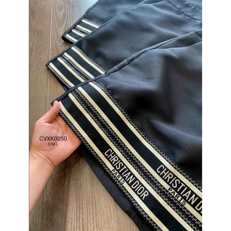 Chân váy nữ DI.OR chất umi dày cạp cao tôn dáng viền gấu thương hiệu sang chảnh siêu hot hè 2023