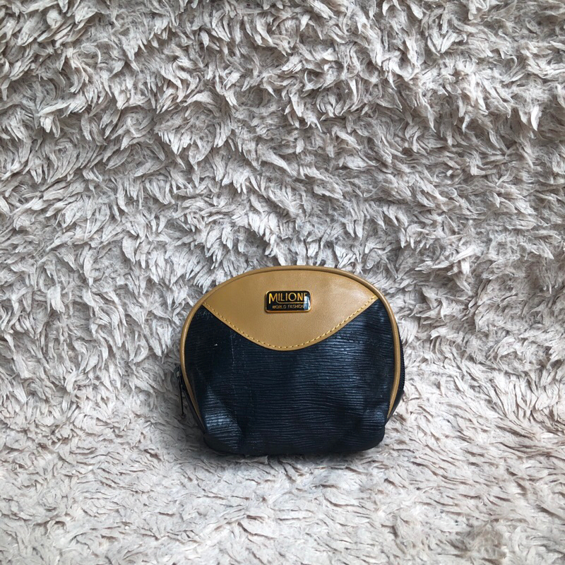 Túi đồng giá. Túi qua sử dụng. Khách vui lòng xem hình nếu muốn biết thêm thông tin sản phẩm mời khách vô chat . Thanks.