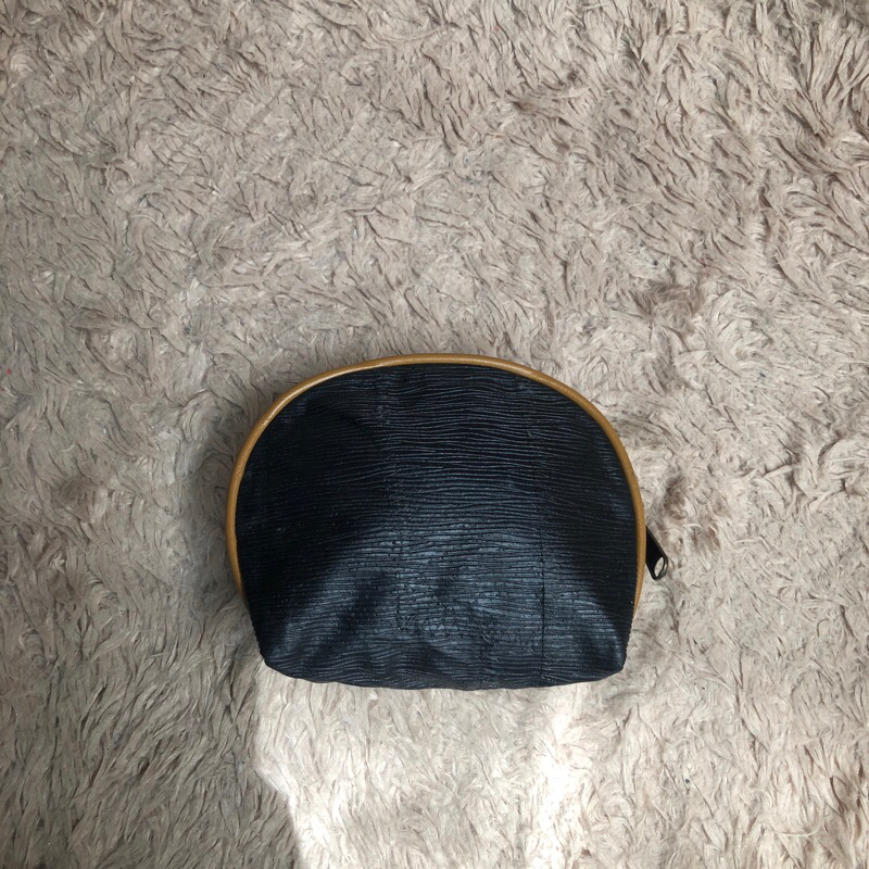 Túi đồng giá. Túi qua sử dụng. Khách vui lòng xem hình nếu muốn biết thêm thông tin sản phẩm mời khách vô chat . Thanks.