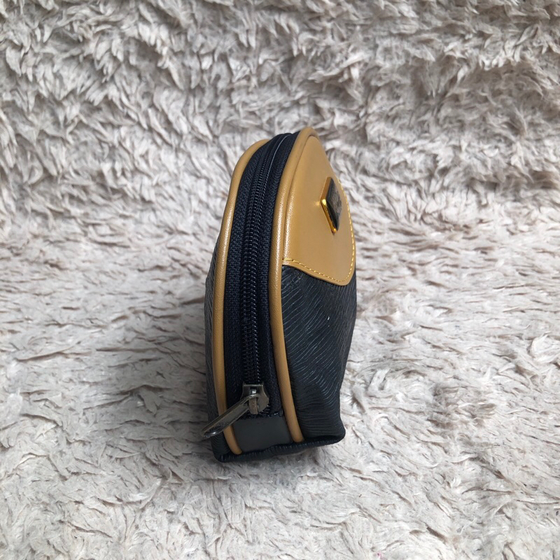 Túi đồng giá. Túi qua sử dụng. Khách vui lòng xem hình nếu muốn biết thêm thông tin sản phẩm mời khách vô chat . Thanks.