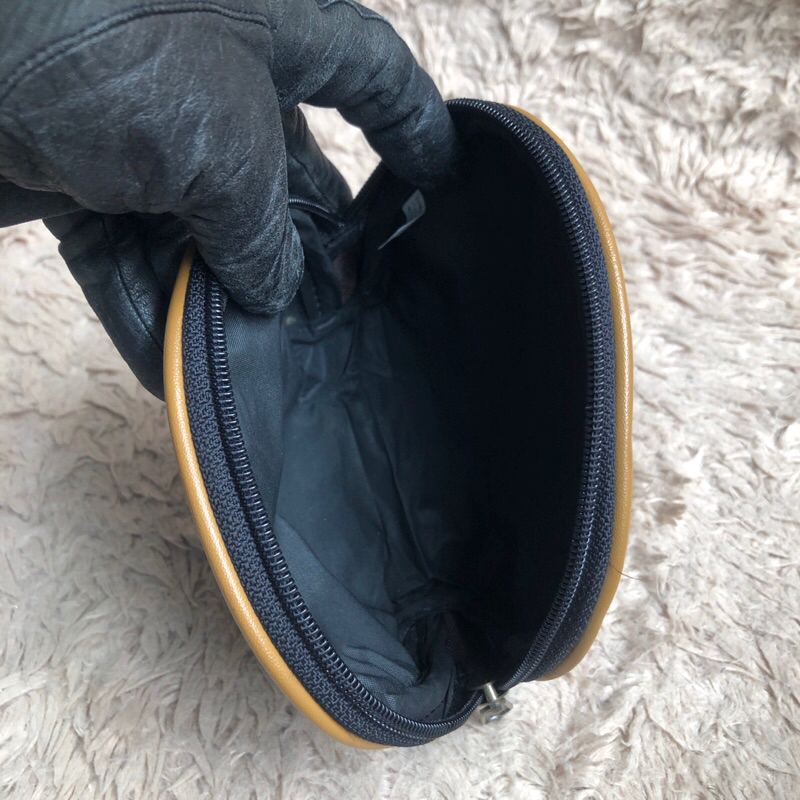 Túi đồng giá. Túi qua sử dụng. Khách vui lòng xem hình nếu muốn biết thêm thông tin sản phẩm mời khách vô chat . Thanks.