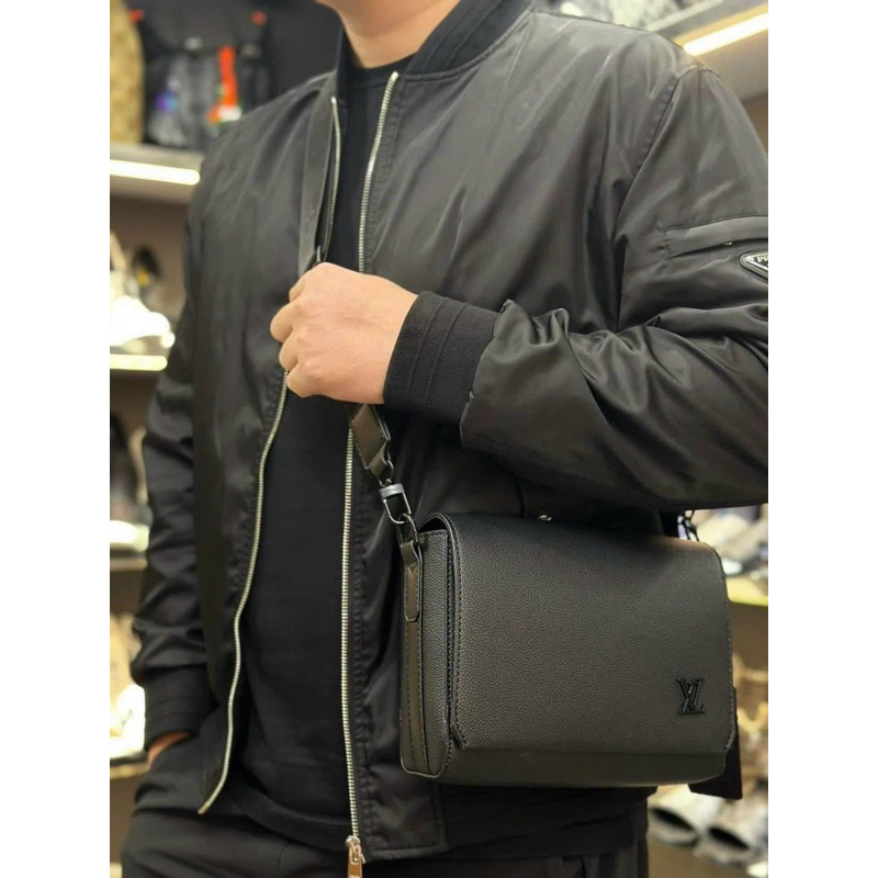 Túi đeo chéo lv nam messenger mới nhất xịn sò 24cm fullbox