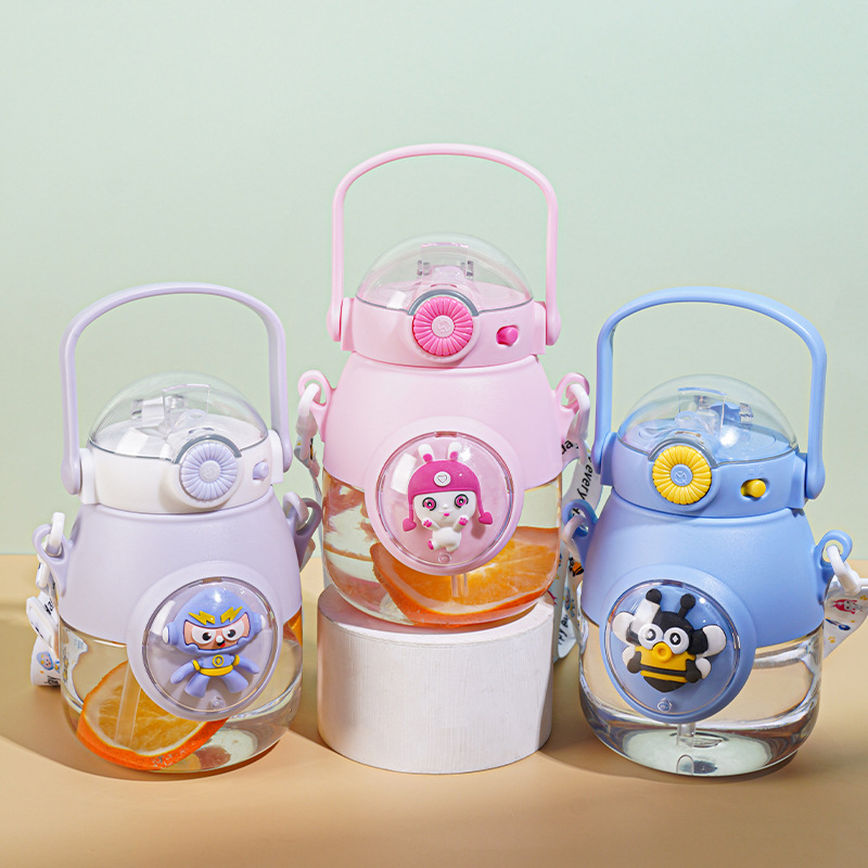 Bình Nước Cô Gái Dễ Thương Có Ống Hút Dây Đeo Và Sticker 3d Phim hoạt hình búp bê viên nang không gian dành cho trẻ em