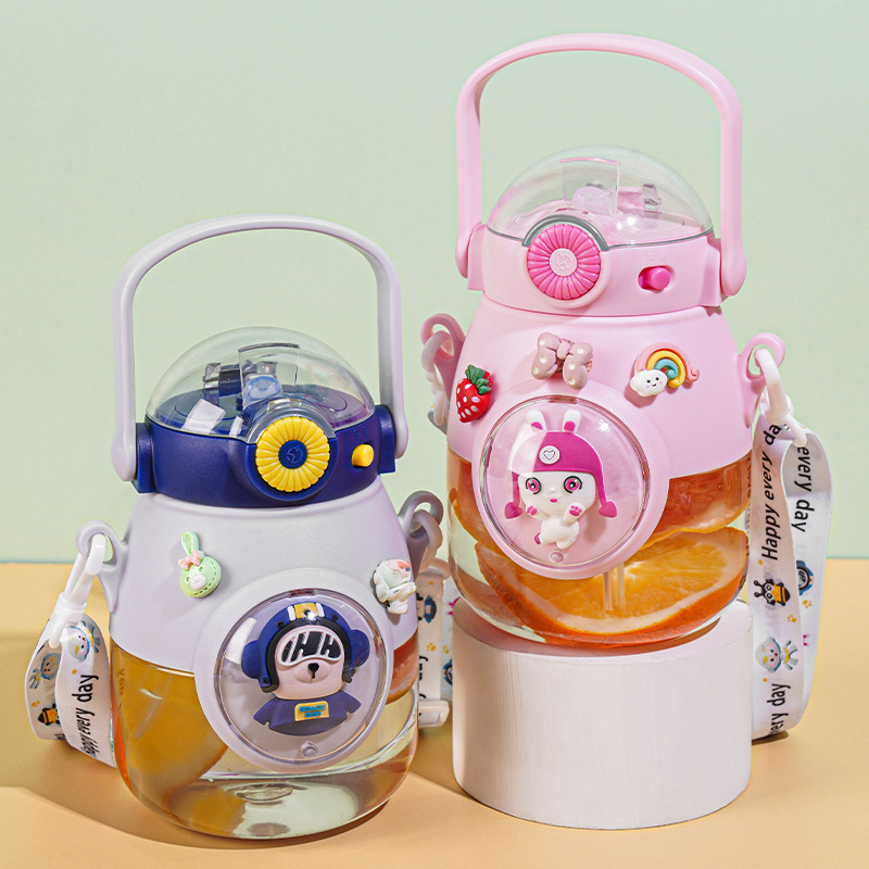 Bình Nước Cô Gái Dễ Thương Có Ống Hút Dây Đeo Và Sticker 3d Phim hoạt hình búp bê viên nang không gian dành cho trẻ em