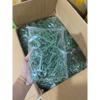 1 chiếc ghim cài áo chú rể( ko bao gồm hoa)