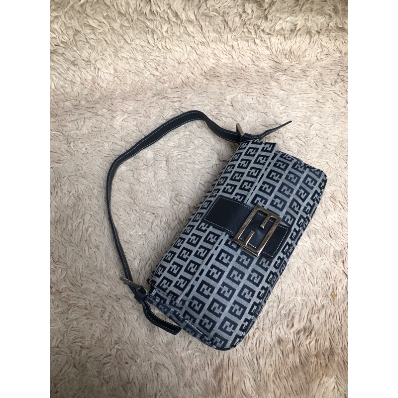 Túi chuẩn si. Túi qua sử dụng. Khách vui lòng xem hình nếu muốn biết thêm thông tin sản phẩm mời khách vô chat . Thanks.