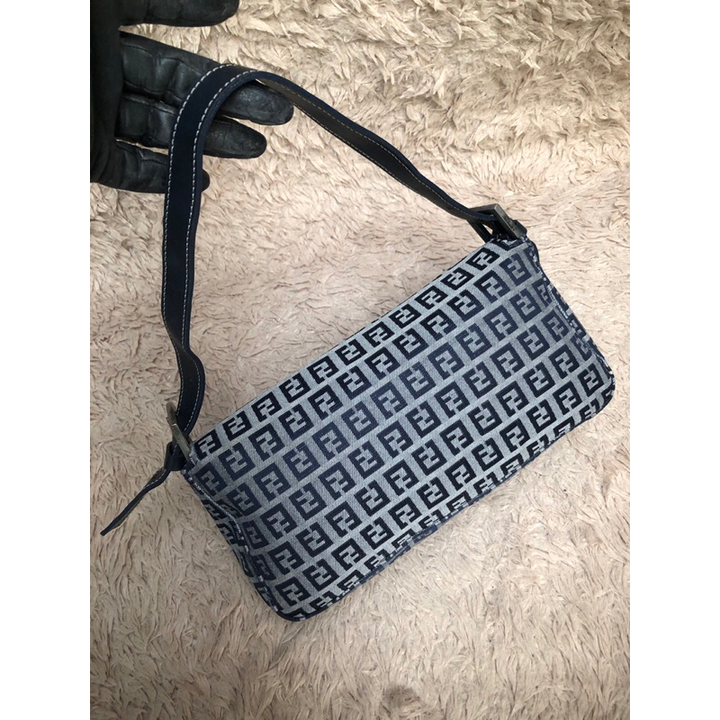 Túi chuẩn si. Túi qua sử dụng. Khách vui lòng xem hình nếu muốn biết thêm thông tin sản phẩm mời khách vô chat . Thanks.