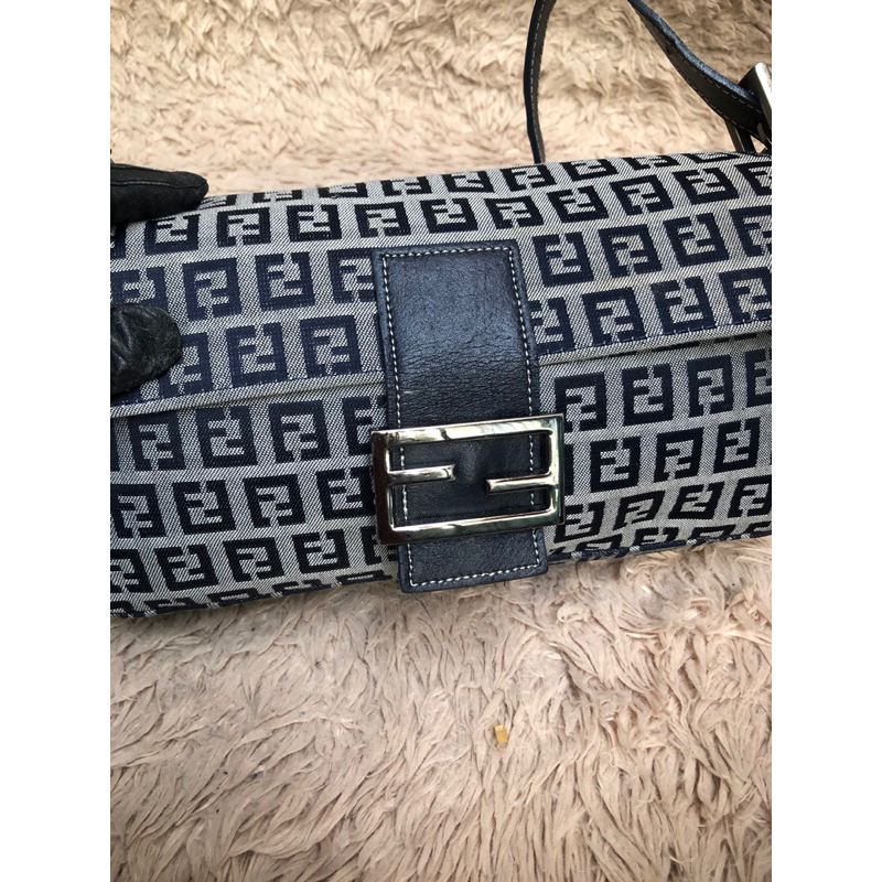 Túi chuẩn si. Túi qua sử dụng. Khách vui lòng xem hình nếu muốn biết thêm thông tin sản phẩm mời khách vô chat . Thanks.