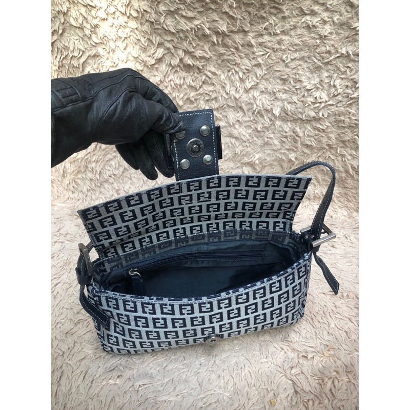 Túi chuẩn si. Túi qua sử dụng. Khách vui lòng xem hình nếu muốn biết thêm thông tin sản phẩm mời khách vô chat . Thanks.