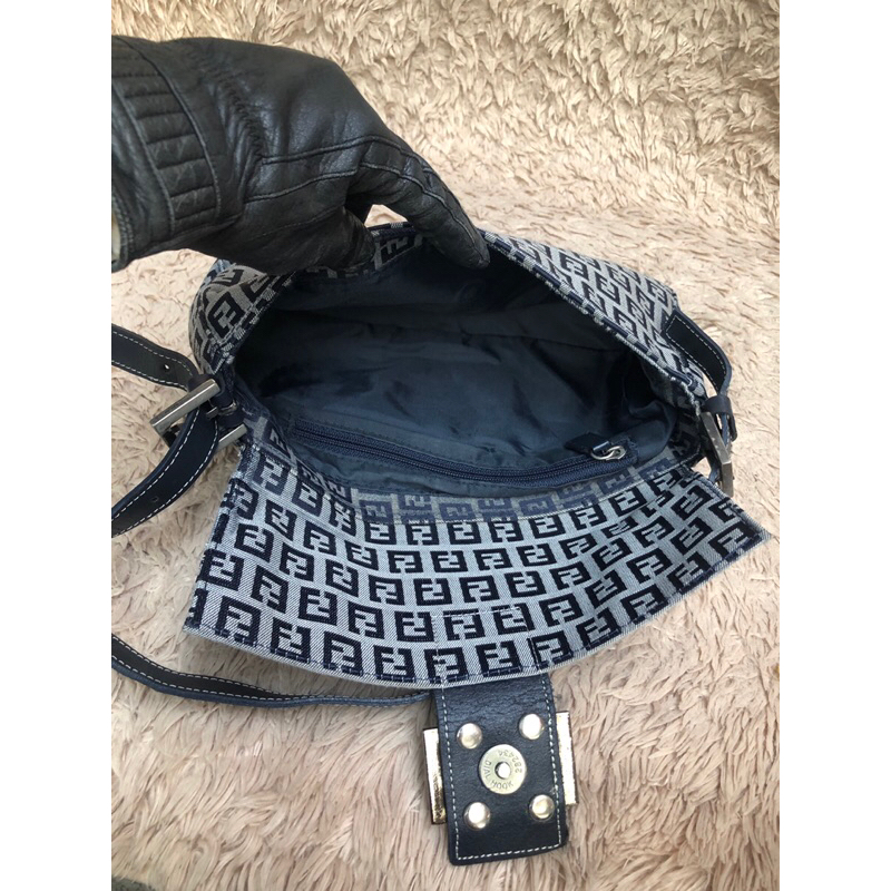 Túi chuẩn si. Túi qua sử dụng. Khách vui lòng xem hình nếu muốn biết thêm thông tin sản phẩm mời khách vô chat . Thanks.