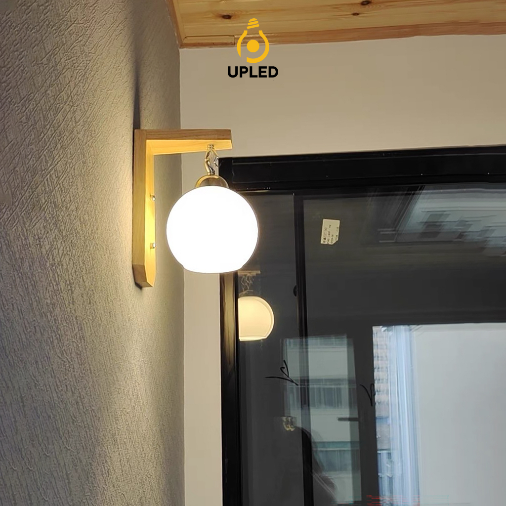 Đèn Treo Tường Trang Trí Phòng Khách Phòng Ngủ Thân Gỗ Chao Sữa Upled