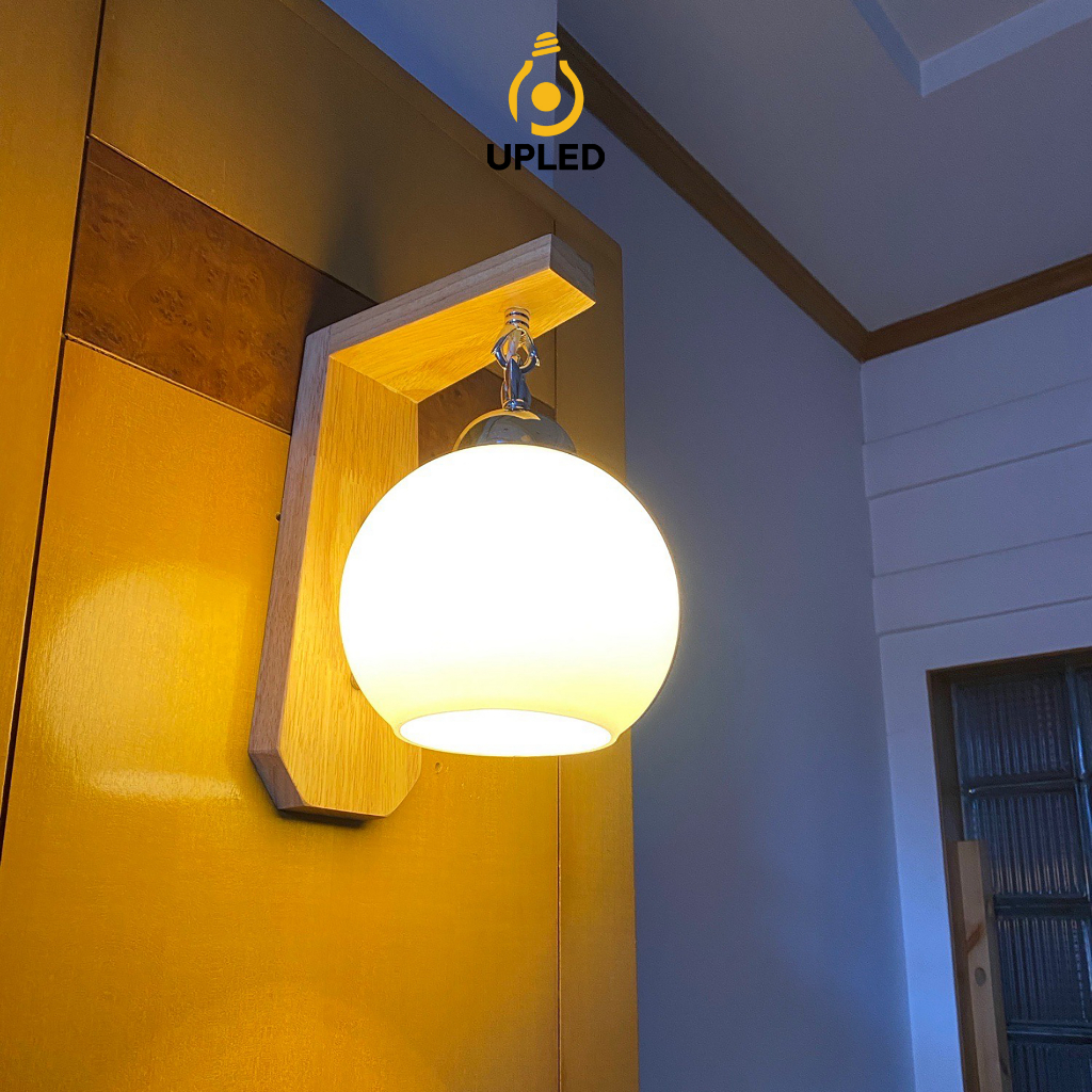Đèn Treo Tường Trang Trí Phòng Khách Phòng Ngủ Thân Gỗ Chao Sữa Upled