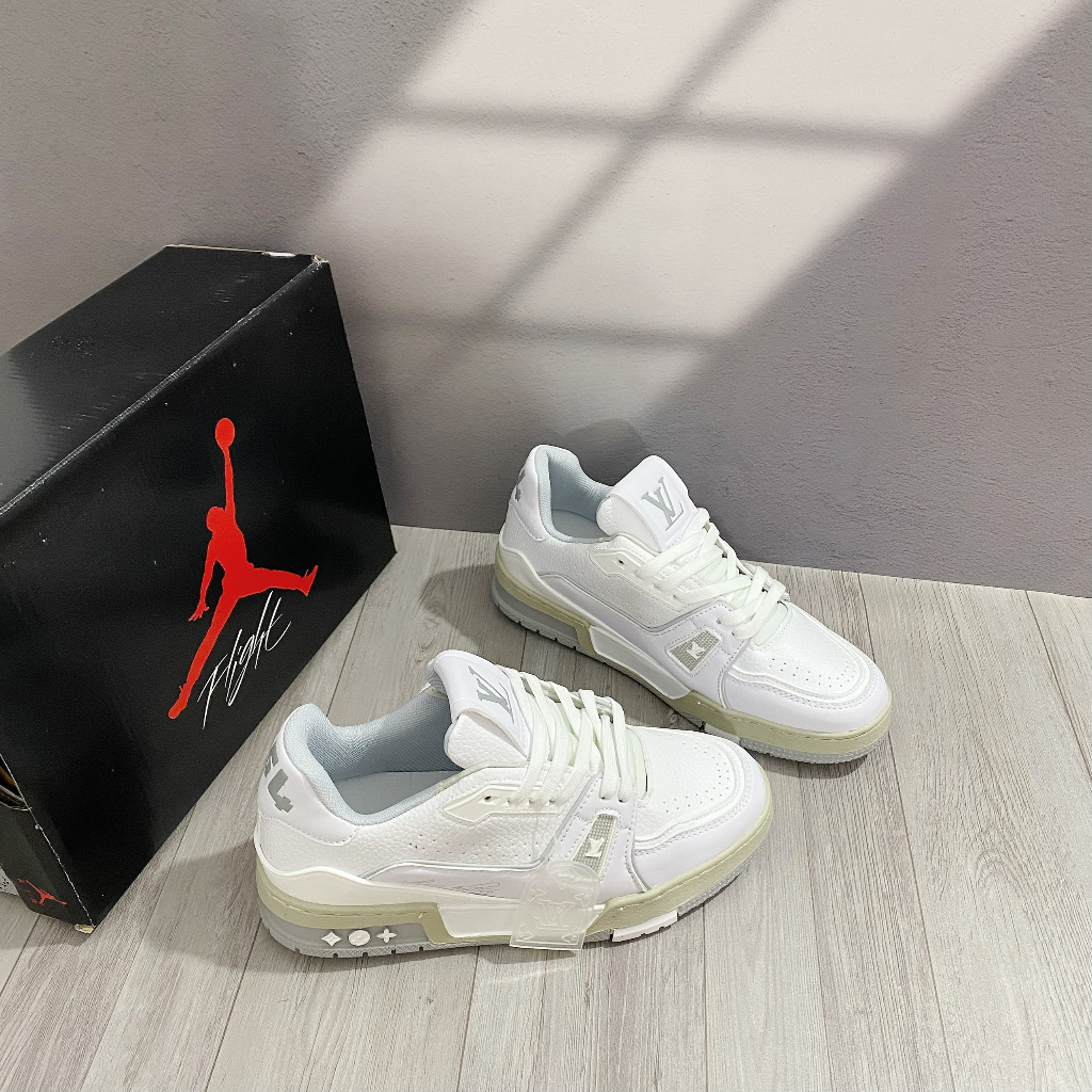 Giày Thể Thao LV 54 Trainer Da Thật Trắng Xám Họa Tiết Phản Quang Sianature White Đế Vàng Nâu