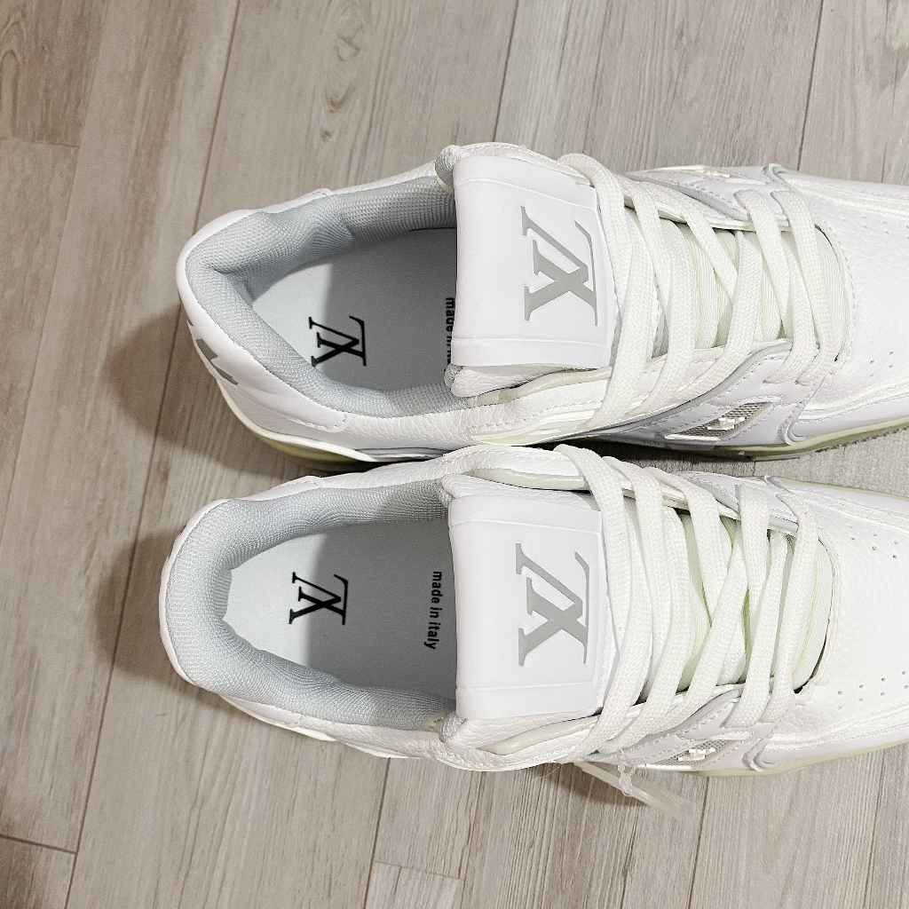 Giày Thể Thao LV 54 Trainer Da Thật Trắng Xám Họa Tiết Phản Quang Sianature White Đế Vàng Nâu