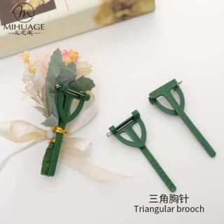 1 chiếc ghim cài áo chú rể( ko bao gồm hoa)