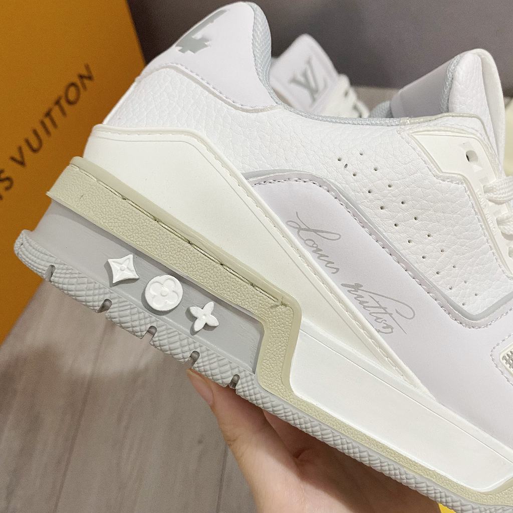 Giày Thể Thao LV 54 Trainer Da Thật Trắng Xám Họa Tiết Phản Quang Sianature White Đế Vàng Nâu