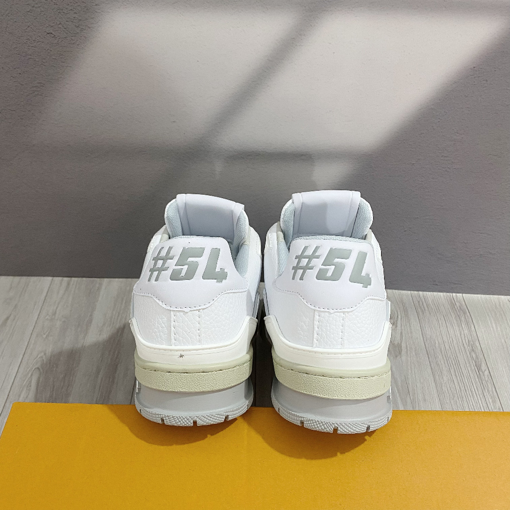 Giày Thể Thao LV 54 Trainer Da Thật Trắng Xám Họa Tiết Phản Quang Sianature White Đế Vàng Nâu