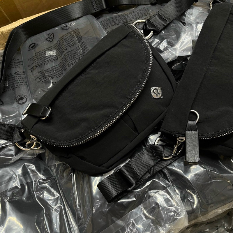 TNS-Túi đeo chéo vải mềm  Lulu Lemon crossbody bag--tone đen classic năng động