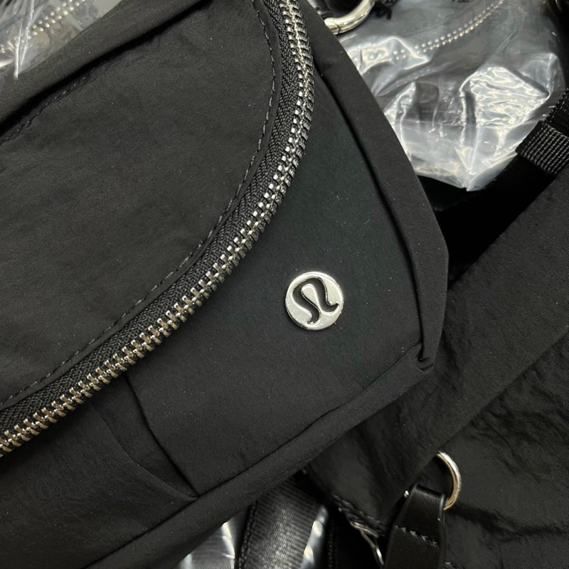 TNS-Túi đeo chéo vải mềm  Lulu Lemon crossbody bag--tone đen classic năng động