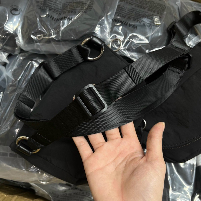 TNS-Túi đeo chéo vải mềm  Lulu Lemon crossbody bag--tone đen classic năng động