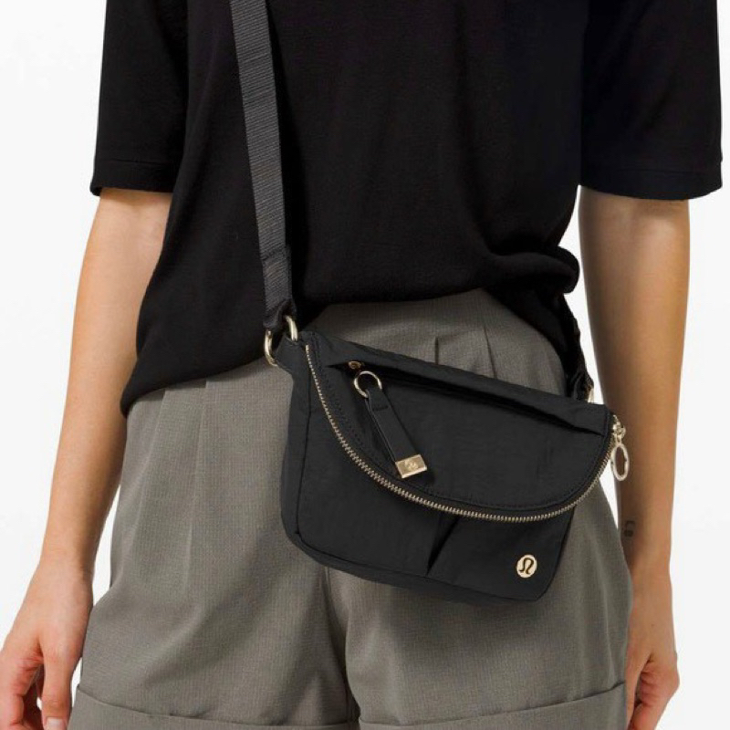 TNS-Túi đeo chéo vải mềm  Lulu Lemon crossbody bag--tone đen classic năng động