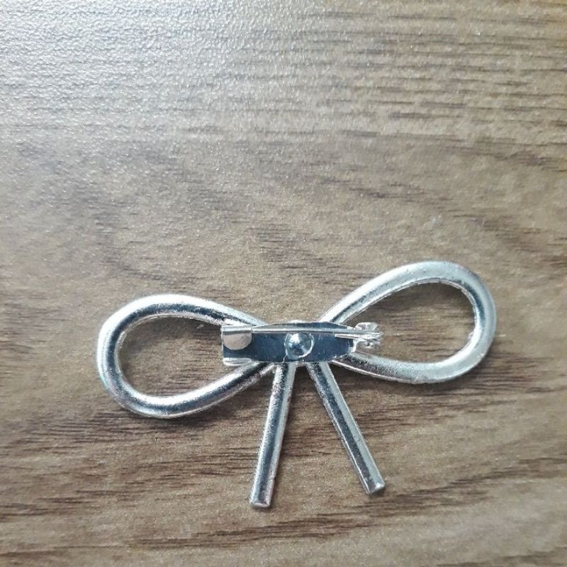 TAG CÀI NƠ CÓ CHÂN CÓ KIM GÀI SIZE 5.5cm ngang