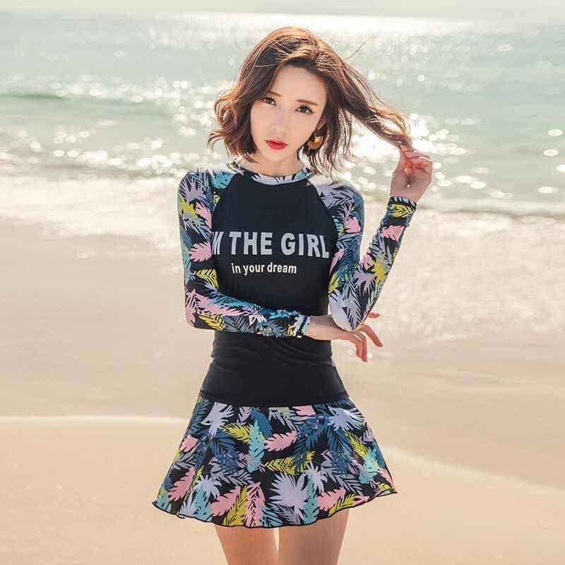 Đồ bơi nữ hai mảnh gồm áo dài tay chống nắng kèm chân váy xòe có lót trẻ trung