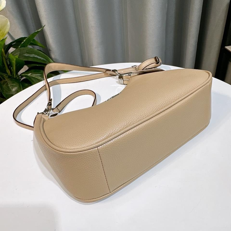 Túi kẹp nách Coach dáng hobo chất liệu da mềm mại
