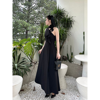 MEET - Đầm Đen Lệch Vai Hoa Cổ