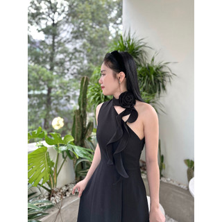 MEET - Đầm Đen Lệch Vai Hoa Cổ