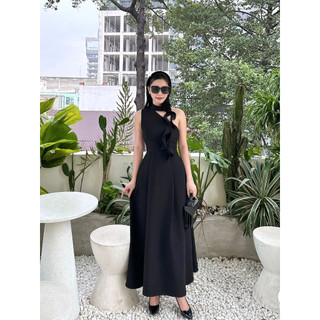 MEET - Đầm Đen Lệch Vai Hoa Cổ