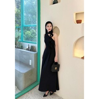 MEET - Đầm Đen Lệch Vai Hoa Cổ