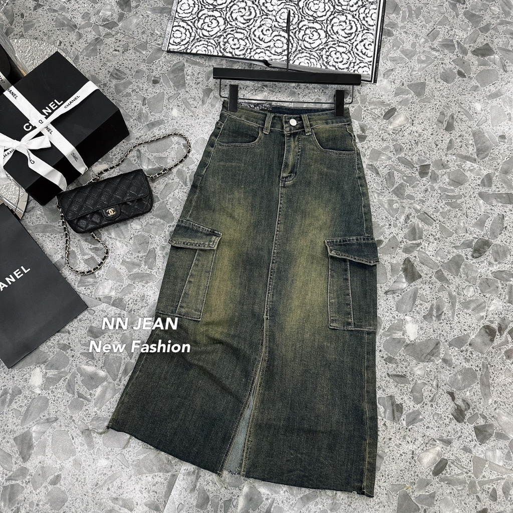 Chân váy jean xẻ tà , váy bò dáng dài trước đắp túi hộp hai bên màu độc lạ