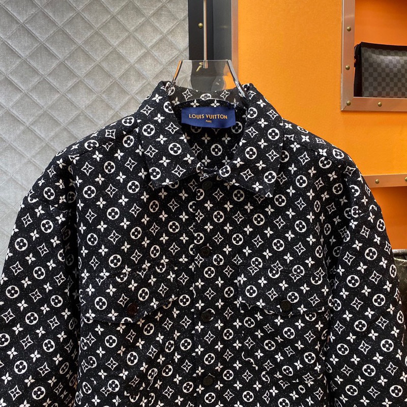 Áo bò Lv màu đen hoạ tiết chữ lv trắng, vải denim mềm mịn tạo nên sự tự tin cho bạn