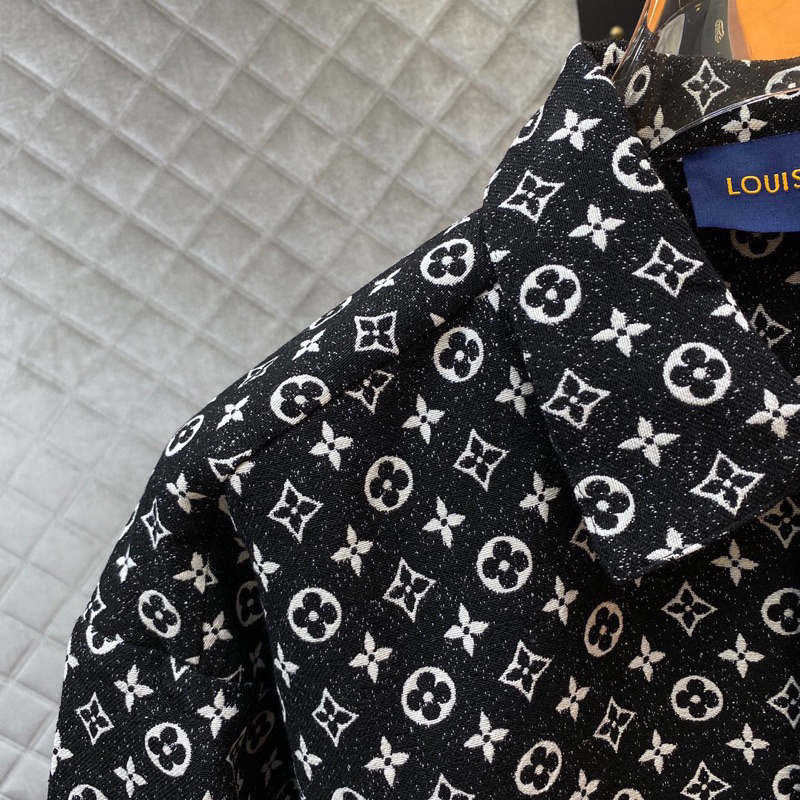 Áo bò Lv màu đen hoạ tiết chữ lv trắng, vải denim mềm mịn tạo nên sự tự tin cho bạn