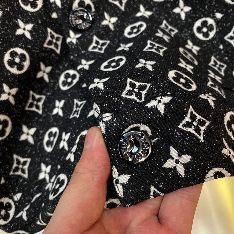 Áo bò Lv màu đen hoạ tiết chữ lv trắng, vải denim mềm mịn tạo nên sự tự tin cho bạn