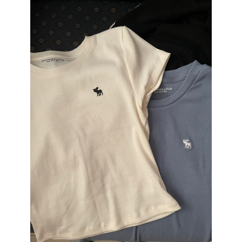 Áo thun logo A&F màu trắng kem nhạt gân tăm