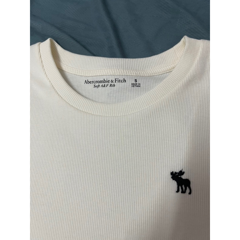 Áo thun logo A&F màu trắng kem nhạt gân tăm