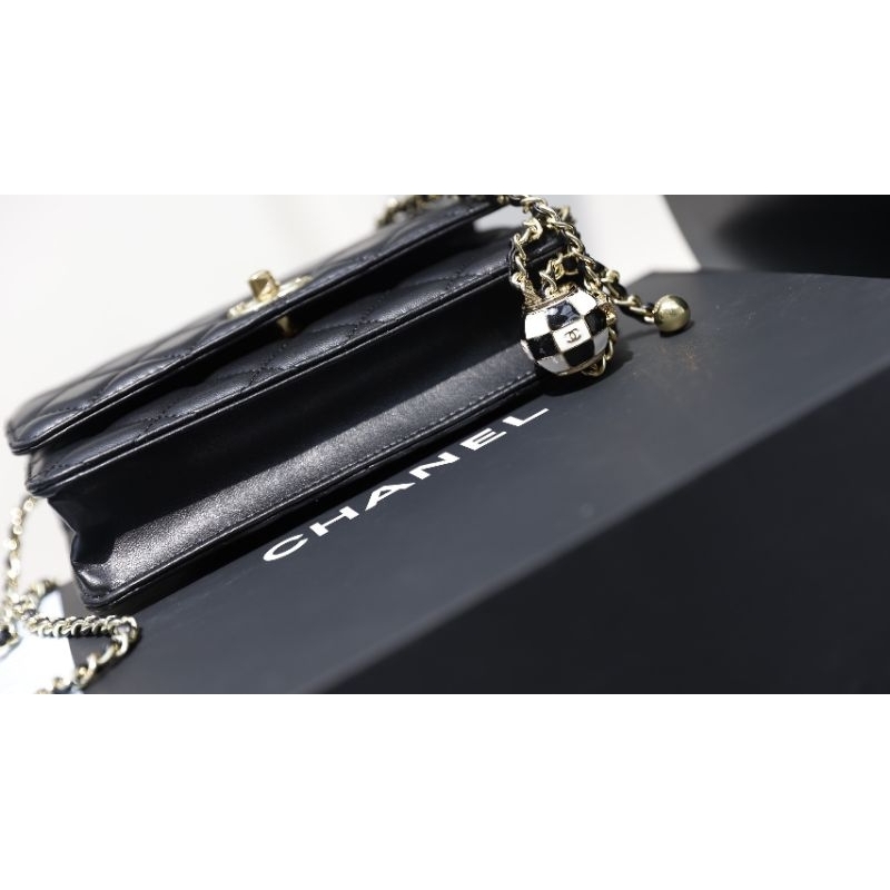 Túi xách dành cho nữ nhãn hiệu C.N Woc Charm quả cầu phiên bản mới siêu xinh