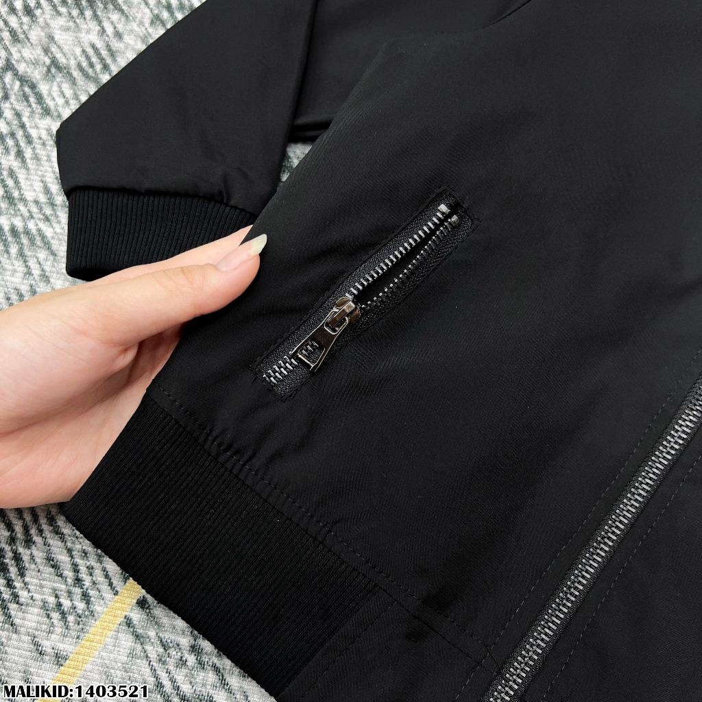 Áo Khoác Cho Bé Trai Màu Đen Thêu Logo Trước Ngực Chất Liệu Vải Dày Dặn Không Bai Không Nhão - Herokids