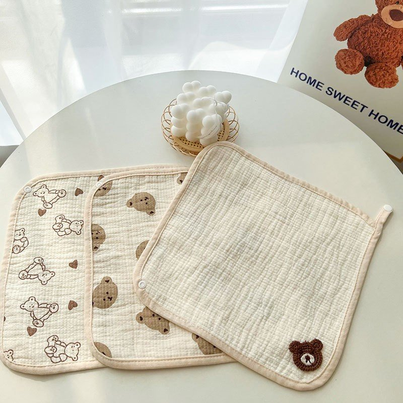 Khăn mặt vuông xô kiêm làm yếm giữ ấm cổ cho bé, có móc treo, có cúc bấm