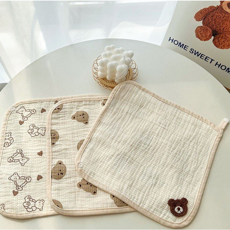 Khăn mặt vuông xô kiêm làm yếm giữ ấm cổ cho bé, có móc treo, có cúc bấm