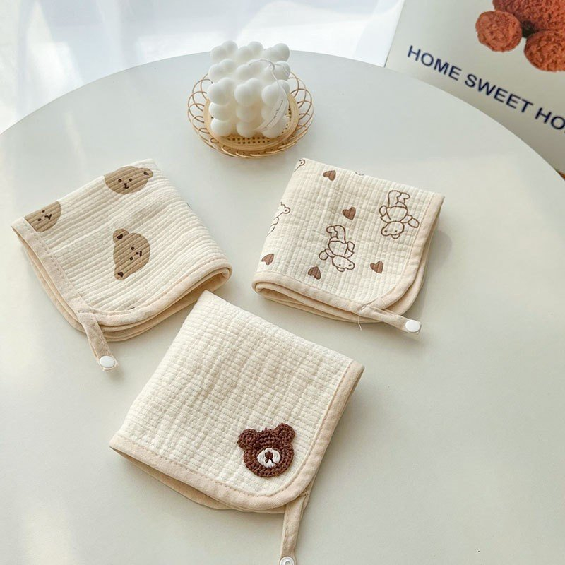 Khăn mặt vuông xô kiêm làm yếm giữ ấm cổ cho bé, có móc treo, có cúc bấm