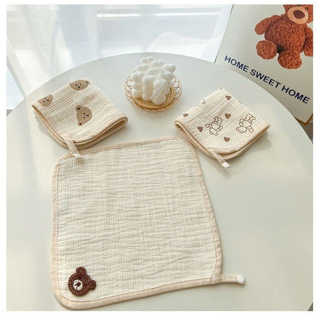 Khăn mặt vuông xô kiêm làm yếm giữ ấm cổ cho bé, có móc treo, có cúc bấm