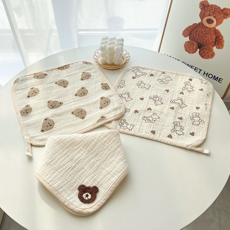 Khăn mặt vuông xô kiêm làm yếm giữ ấm cổ cho bé, có móc treo, có cúc bấm